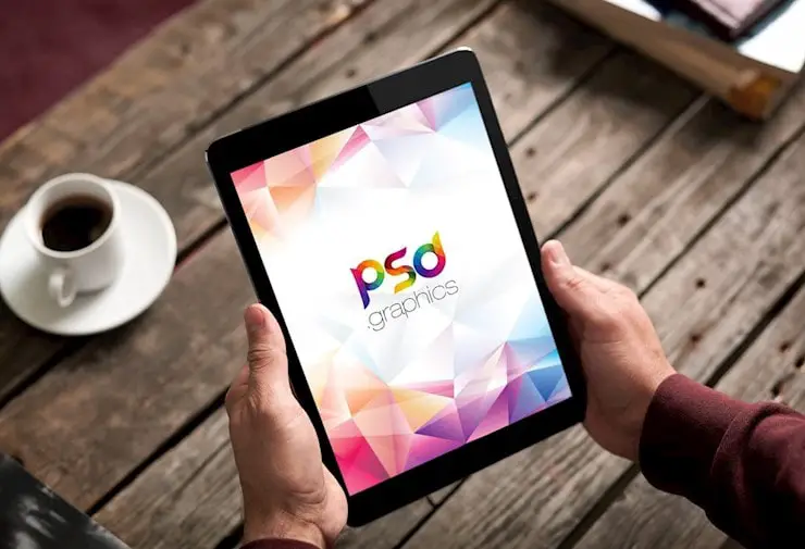 ipad-closeup-male-hands-mockup-free-psd-1000x683